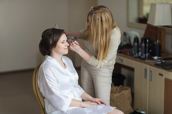 Noiva aplicando casamento make-up — Fotografia de Stock