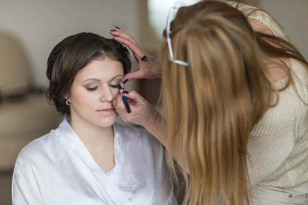 Noiva aplicando casamento make-up — Fotografia de Stock