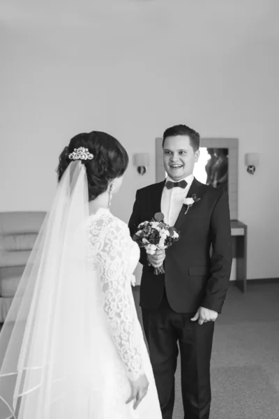 Bride meets groom — Stock Photo, Image