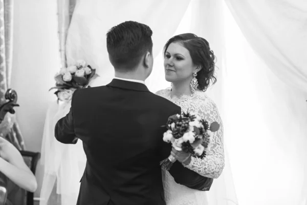 Wedding ceremony next to the arch — Stock Photo, Image