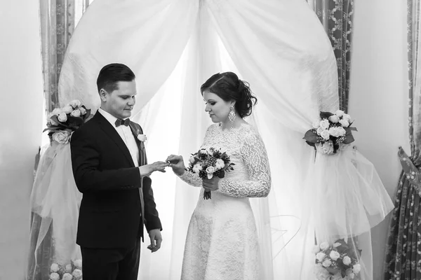 Bride and groom exchange rings — Stock Photo, Image