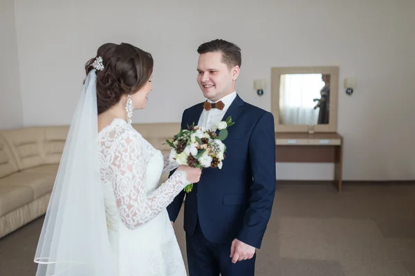 Bride meets groom — Stock Photo, Image