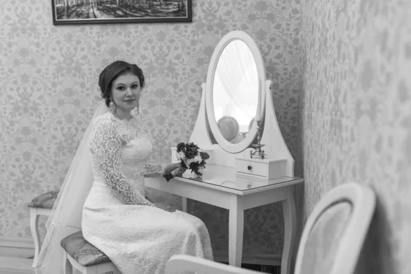 Bride looking at vintage mirror — Stock Photo, Image