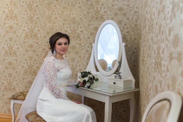 Bride looking at vintage mirror — Stock Photo, Image