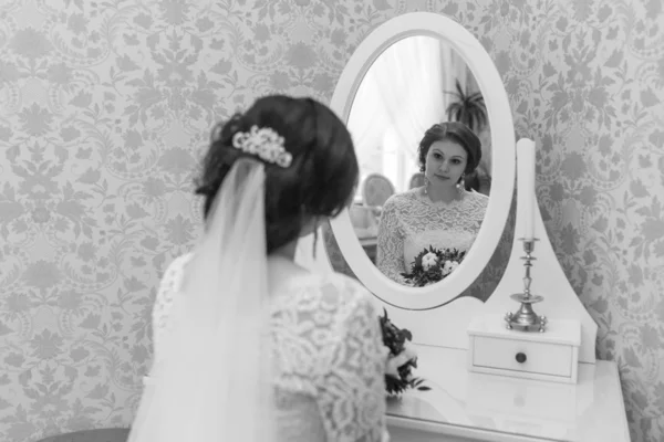 Bride looking at vintage mirror — Stock Photo, Image