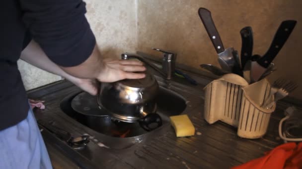 Hombre lavar los platos en el fregadero — Vídeo de stock