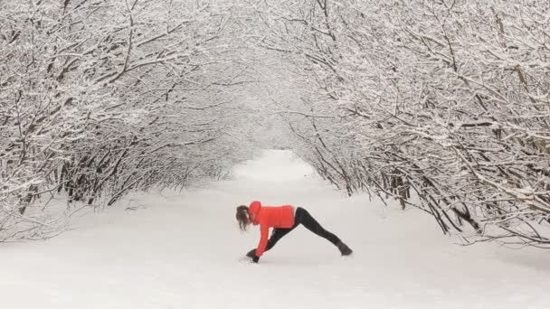 Running in the woods in winter — Stock Video