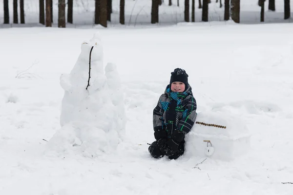 子を楽しむ冬、雪で遊んで — ストック写真