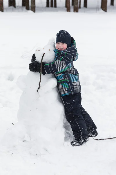 子を楽しむ冬、雪で遊んで — ストック写真