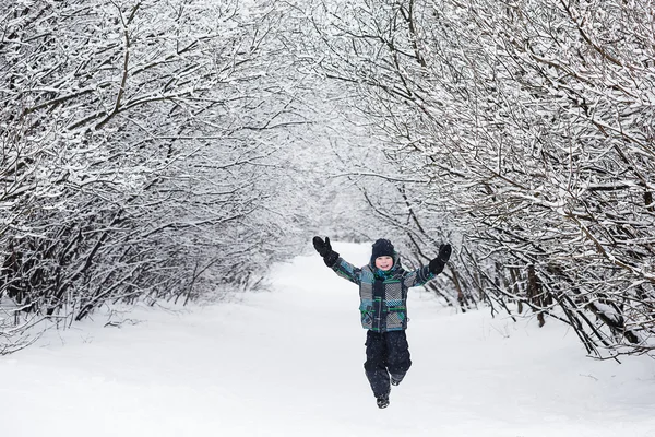 Niño disfruta del invierno y jugando con la nieve — Foto de Stock