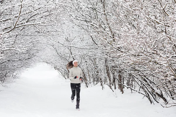 Corriendo en la nieve — Foto de Stock
