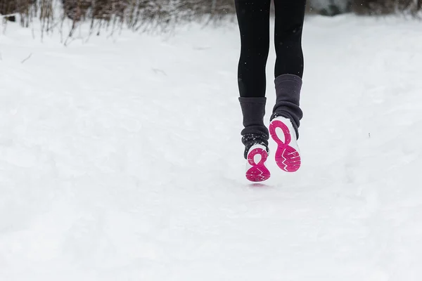 Las piernas de un corredor fuera en invierno — Foto de Stock