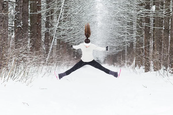 Спорт жінка працює в зимовий період. — 스톡 사진