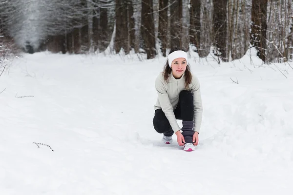 겨울 숲에서 조깅을 실행 하는 여자 — 스톡 사진