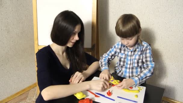 Mother with her son molded from clay — Stock Video