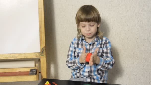 Jongen beeldhouwt uit plasticine — Stockvideo