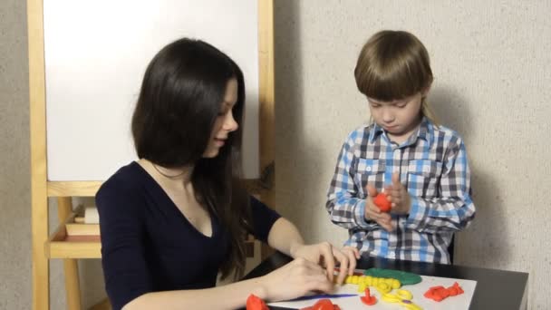 Mother with her son molded from clay — Stock Video