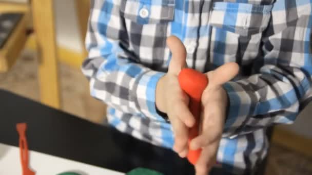 Jongen beeldhouwt uit plasticine — Stockvideo