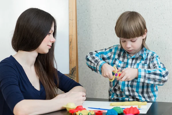 Anya és a gyermek gyerek fiú játék színes agyag — Stock Fotó
