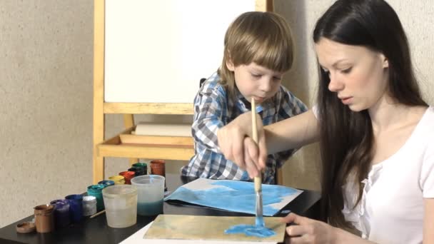 Mamá y niño niño pintando juntos en casa — Vídeo de stock