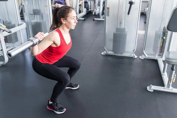 güzel kız çömelme ile Halter egzersiz