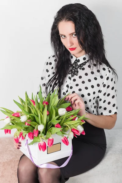 Piękna młoda kobieta z bukietem kwiatów — Zdjęcie stockowe