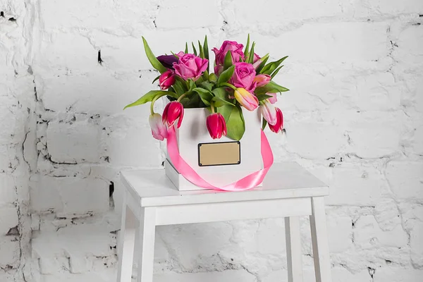 Buquê de rosas e tulipas em uma caixa de presente — Fotografia de Stock