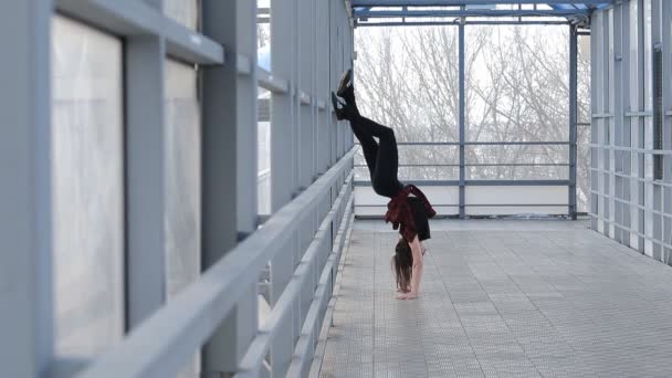 Donna sportiva che fa ginnastica, in piedi per strada nelle mani — Video Stock