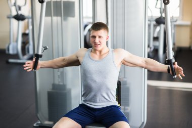 Spor salonunda güçlü bir uygun adam portresi.