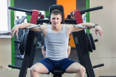 Spor salonunda güçlü bir uygun adam portresi.