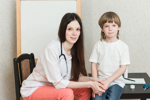 Ребенок на приеме у врача — стоковое фото