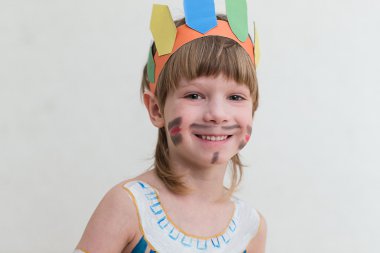 Kızılderili oynayan sarışın çocuk