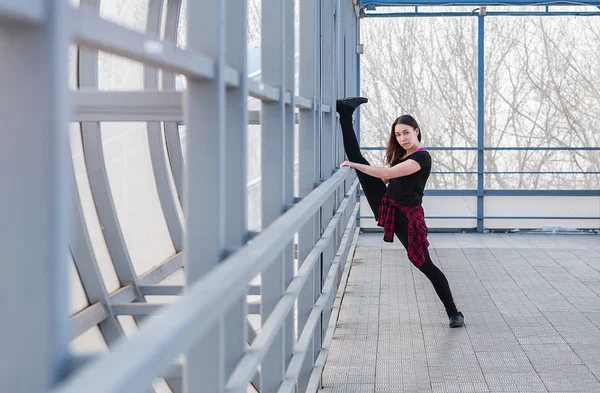 Femme sportive faisant étirement à l'extérieur — Photo