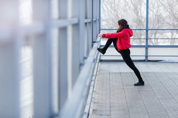 Mujer deportiva haciendo estiramiento al aire libre — Foto de Stock