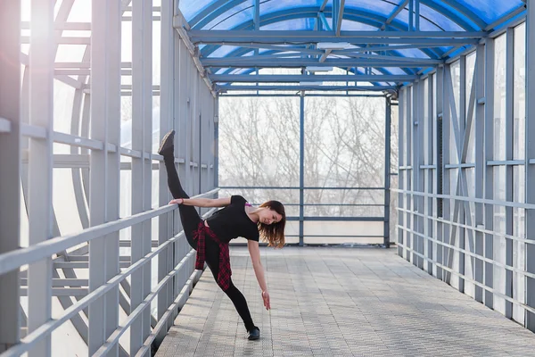 Sportovní žena, která dělá strečink venku — Stock fotografie