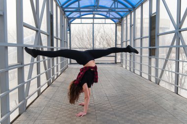 Spor kadının açık havada germe yapması