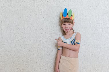 Kızılderili oynayan sarışın çocuk