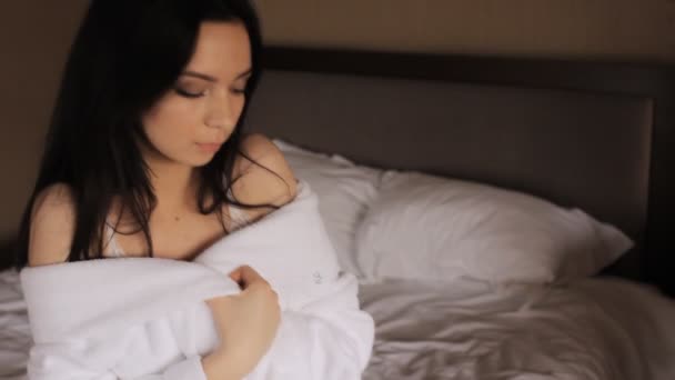 Утро красивой молодой женщины в сексуальном белье — стоковое видео