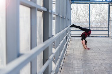 Spor kadının açık havada germe yapması