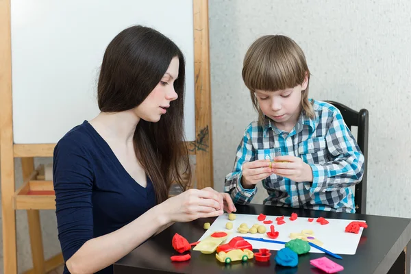 Anya és a gyermek gyerek fiú játék színes agyag — Stock Fotó