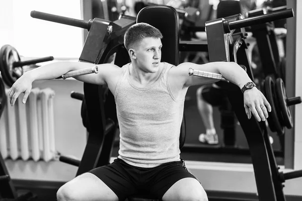 Portret silny człowiek sprawny w siłowni. — Zdjęcie stockowe