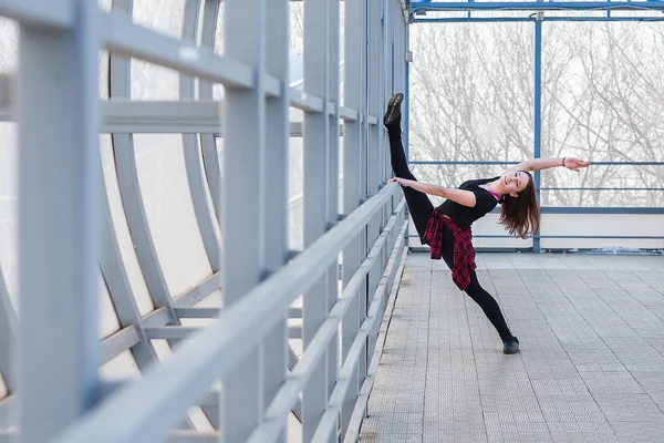 Vrouw van de sport doen die zich uitstrekt buiten — Stockfoto