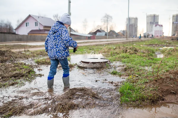 Gyermek viselt eső csizma — Stock Fotó