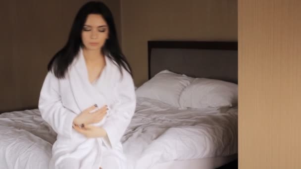 Το πρωί του μια όμορφη νεαρή γυναίκα σε σέξι εσώρουχα — Αρχείο Βίντεο