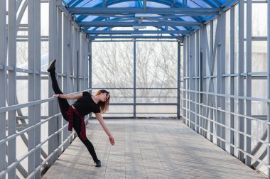 Spor kadının açık havada germe yapması