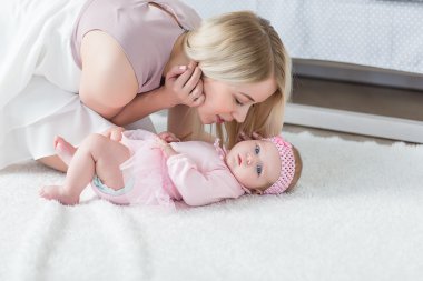 Anne bebeğiyle oynuyor.