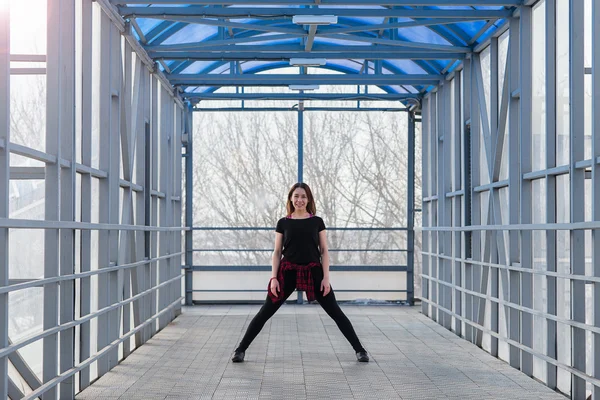 Mujer deportiva haciendo estiramiento al aire libre — Foto de Stock