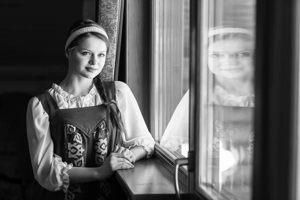 Retrato de mulher bonita em estilo russo — Fotografia de Stock