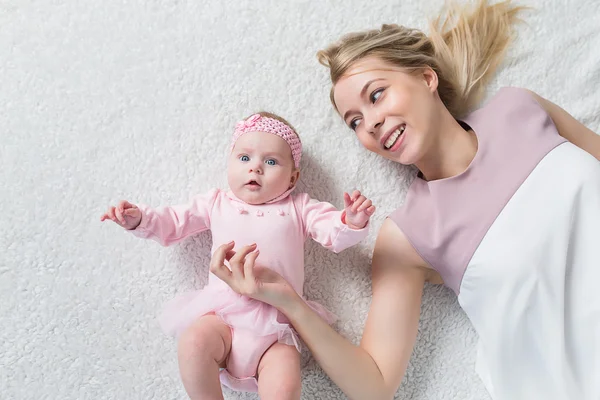 Moeder spelen met haar baby — Stockfoto