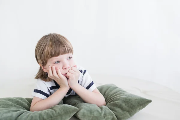 Niño mintiendo y sueños —  Fotos de Stock